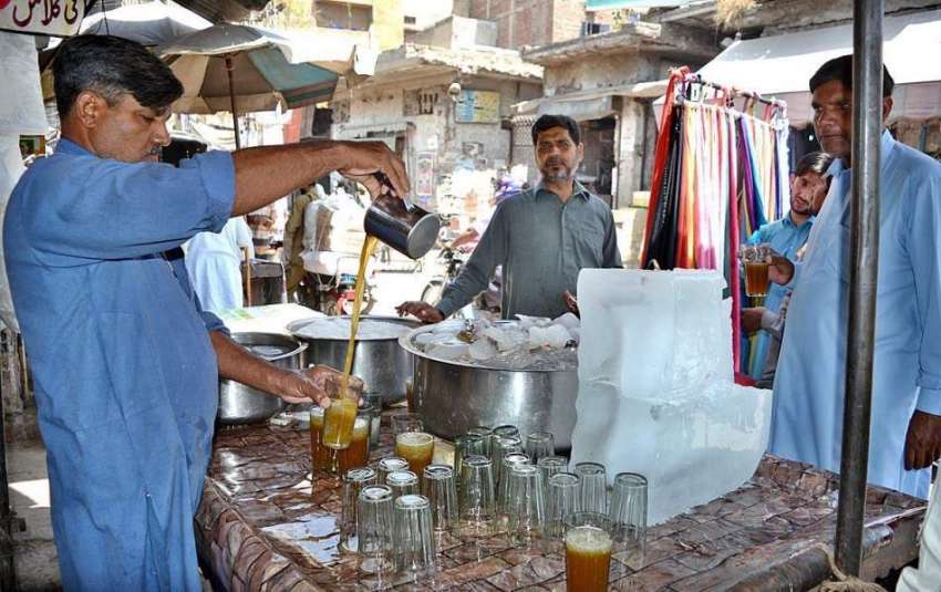 لاہور: ریڑھی بان گرمی کی شدت کم کرنے کی لیے شربت فروخت کر ..