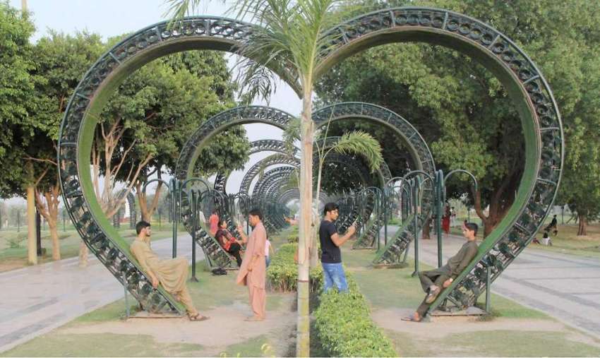 لاہور: گریٹر اقبال پارک میں سیر و تفریح کے لیے آئے نوجوان ..