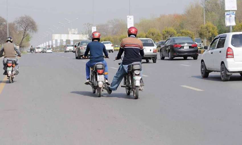 اسلام آباد: موٹر سائیکل سوار خراب ہونیوالے موٹر سائیکل کو ..