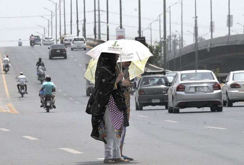 اسلام آباد: وفاقی دارالحکومت میں خواتین گرمی اور دھوپ کی ..