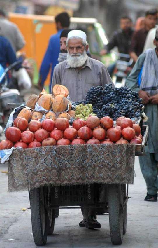 راولپنڈی: معمر ریڑھی بان پھیری لگا کر تازہ فروٹ فروخت کررہا ..