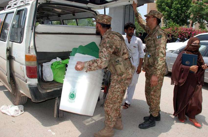 پشاور: پاک فوج کی نگرانی میں پولنگ کا سامان لیجایا جا رہا ..