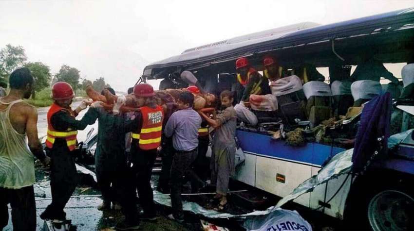 بہاولپور:ریسکیو1122کے اہلکار بس اور ٹرک کے تصادم کے نتیجے ..