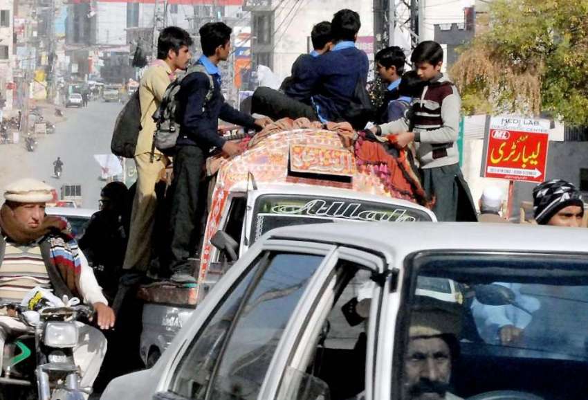 راولپنڈی: ٹریفک پولیس کی نا اہلی، اڈیالہ روڈ طلبہ خطرناک ..