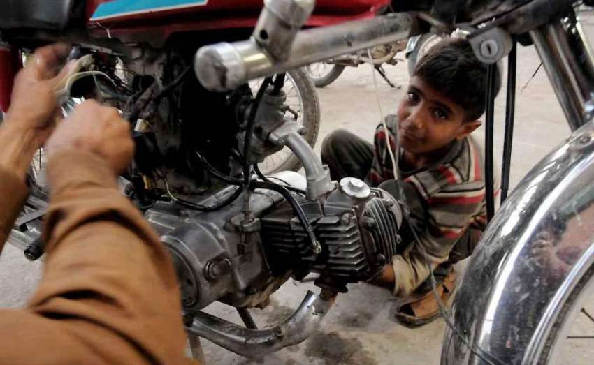 اسلام آباد: چائلڈ لیبر پر سخت پابندی کے باوجود کمسن بچہ موٹر ..