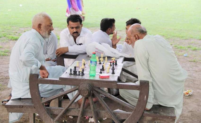 لاہور: باغ جناح میں بزرگ شہری شطرنج کھیل رہے ہیں۔