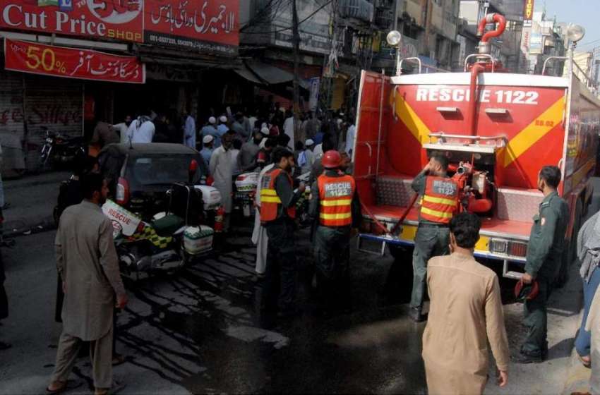 راولپنڈی: ریسکیو اہلکار راجہ بازار کوٹ گلی گودام میں لگنے ..