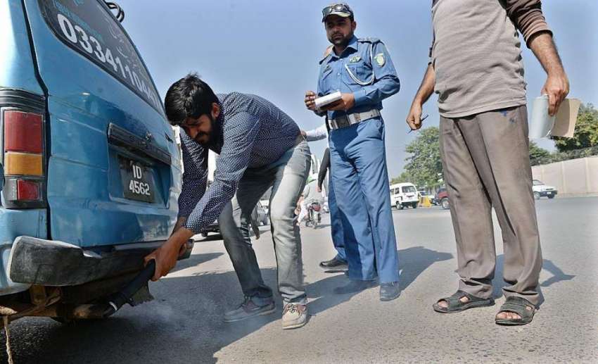 راولپنڈی: ایک مخصوص ڈیوائس کے ذریعے گاڑی کا دھواں چیک کیا ..