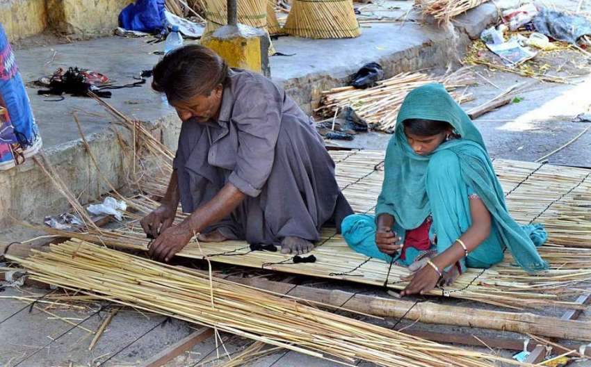 حیدر آباد: محنت کش روایتی انداز سے چکیں بنا رہے ہیں۔