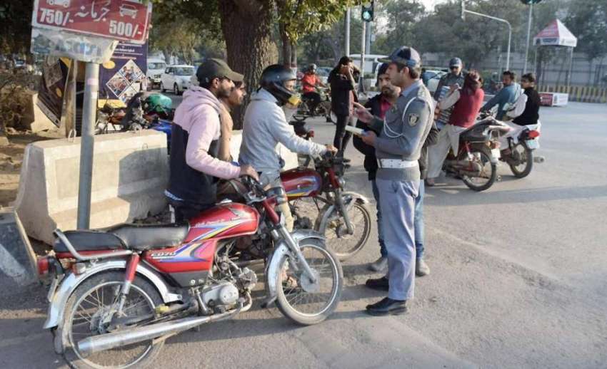 لاہور: مال روڈ پر ٹریفک وارڈن بغیر ہیلمٹ موٹر سائیکل سواروں ..