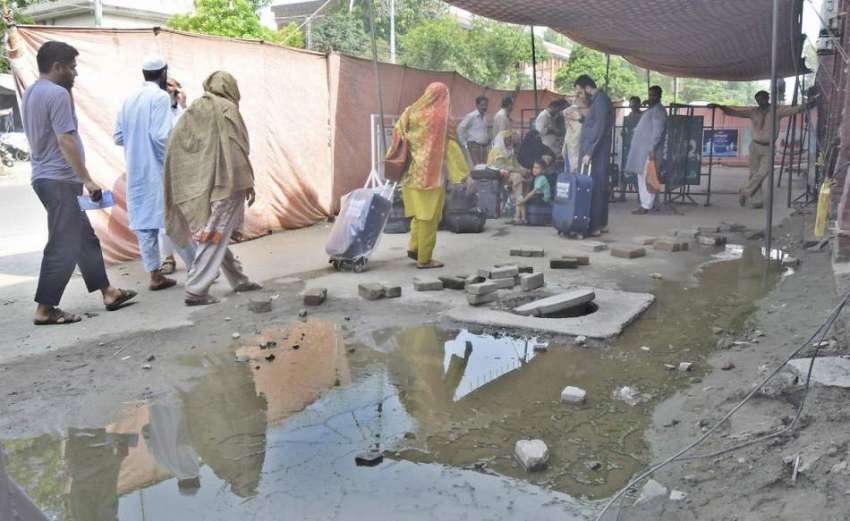 لاہور: حاجی کیمپ کے باہر گندا پانی جمع ہے جو کہ انتظامی کی ..