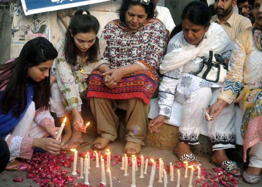 کراچی: کراچی پریس کلب کے سامنے سانحہ رمپا پلازہ کے شہیدوں ..