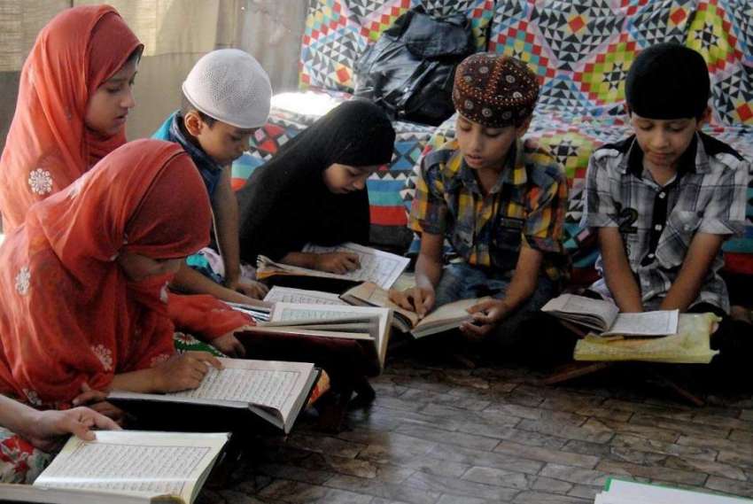 راولپنڈی: رمضان المبارک کے بابرکت ماہ میں بچے قرآن کی تلاوت ..