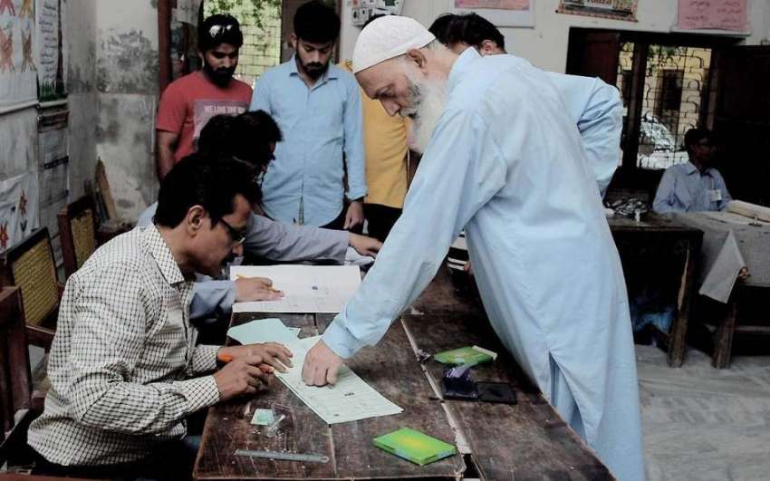 حیدر آباد: عام انتخابات 2018  ایک بزرگ شخص بیلٹ پیپر حاصل کرنے ..