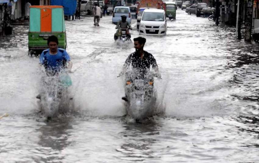 راولپنڈی: بدھ کی صبح ہونے والی بارش کے دوران صادق آباد مین ..