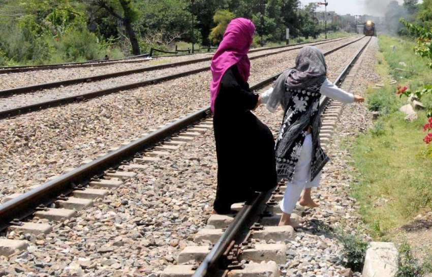 راولپنڈی: مریڑ ریلوے ٹریک سے خواتین خطرناک انداز سے گزر ..