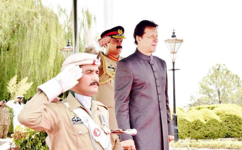 اسلام آباد: وزیراعظم عمران خان قومی ترانے کے احترام میں ..