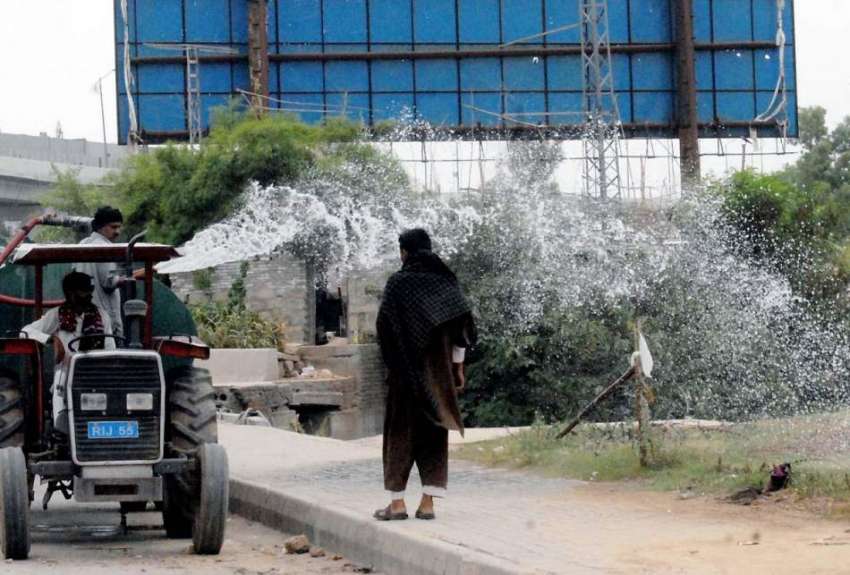 راولپنڈی: پی ایچ اے اہلکار روڈ کنارے سبزہ زار کو پانی دے ..