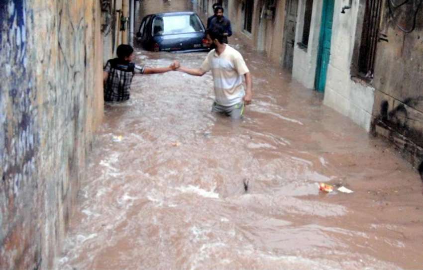 راولپنڈی: موسلا دھار بارش کے بعد ڈھوک کھبہ میں ایک شہری پانی ..