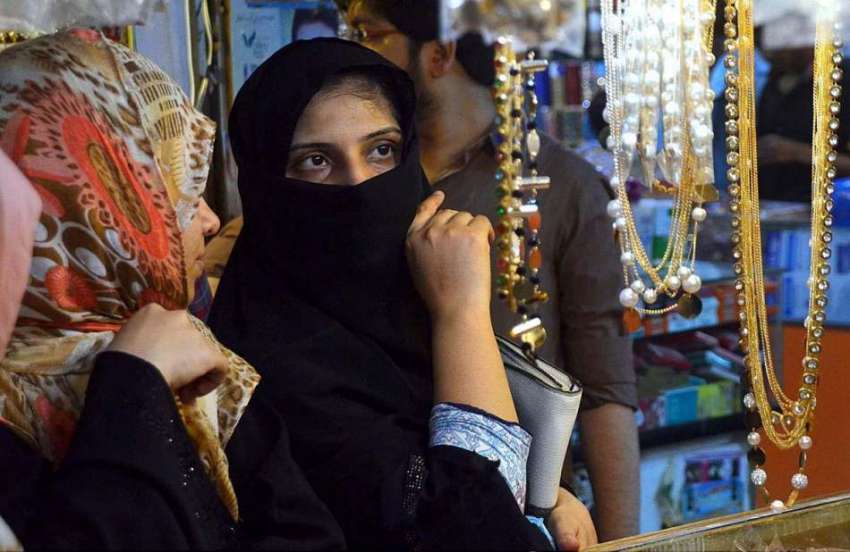 حیدر آباد: عید کی تیاریوں میں مصروف خواتین ریشم بازار سے ..