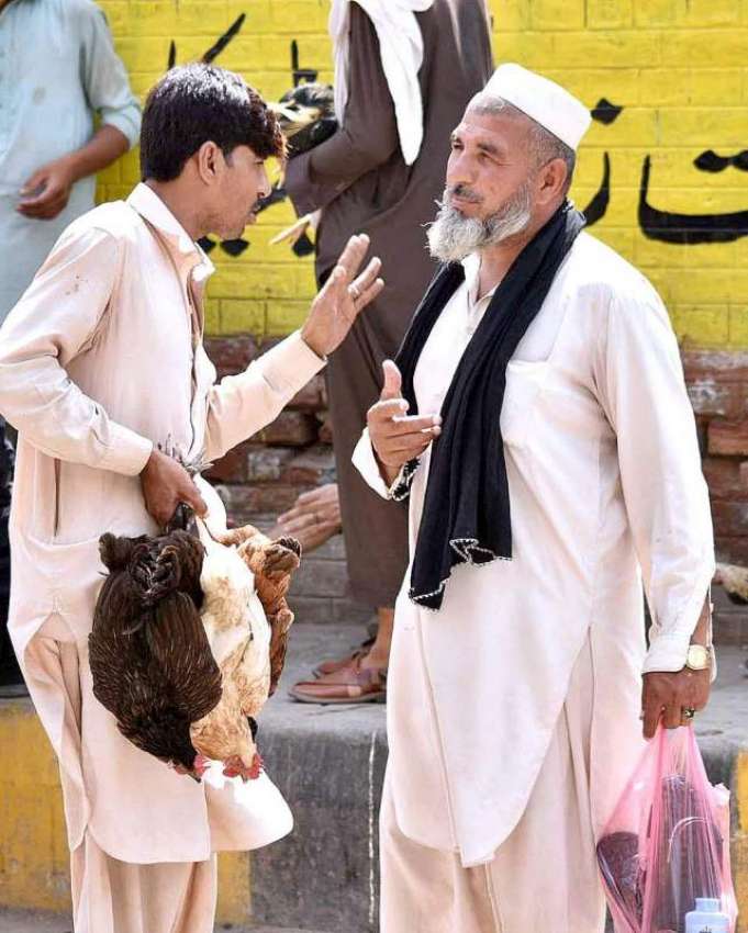 پشاور: ہفتہ وار جمعہ بازار میں گاہک ، دکاندار سے بارگننگ ..