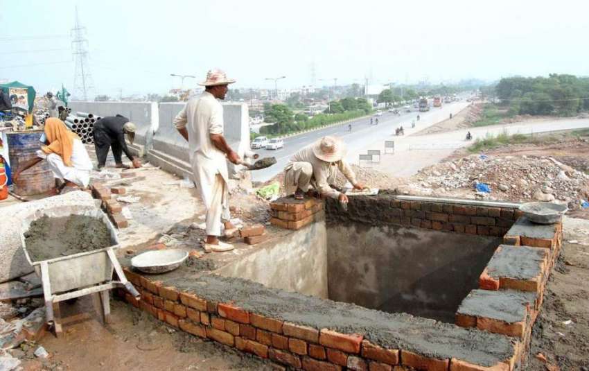 اسلام آباد: مزدور کھنہ پل انٹر چینج کے تعمیراتی کام میں مصروف ..