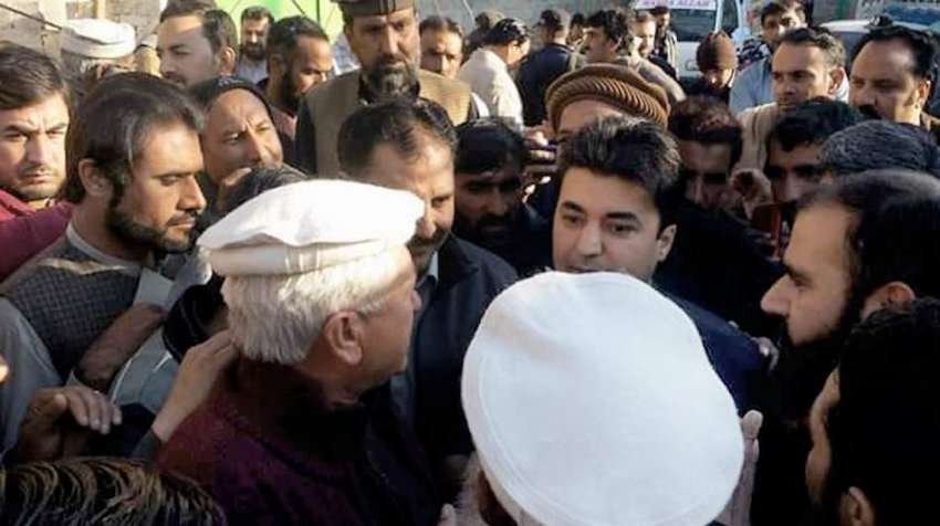 پشاور: وفاقی وزیر مواصلات مراد سعید اپنے حجرے میں لوگوں ..