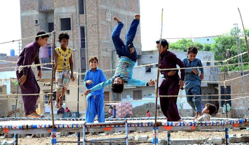 حیدر آباد: مکی شاہ کے علاقہ میں بچے کھیل کود میں مصروف ہیں۔