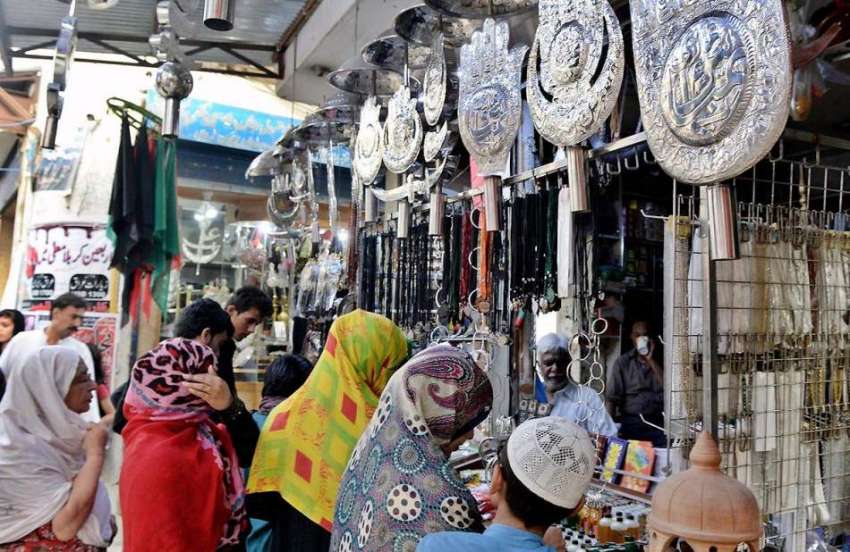 راولپنڈی: محرم الحرام کے حوالے سے دکاندار نے سامان سجا رکھا ..