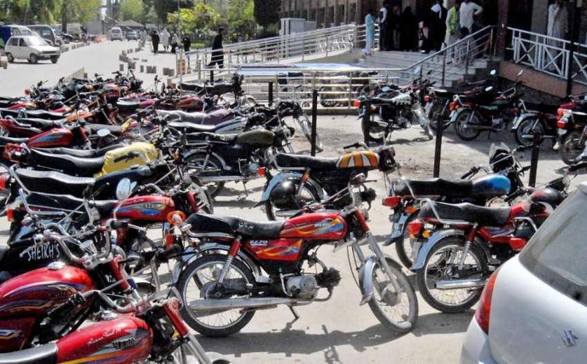 راولپنڈی: ہولی فیملی ہسپتال کے باہر نو پارکنگ میں کھڑے موٹر ..