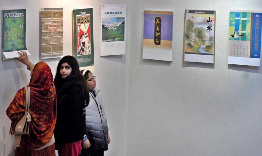 راولپنڈی: آرٹس کونسل میں جاپانی کیلنڈروں کی نمائش کے موقع ..