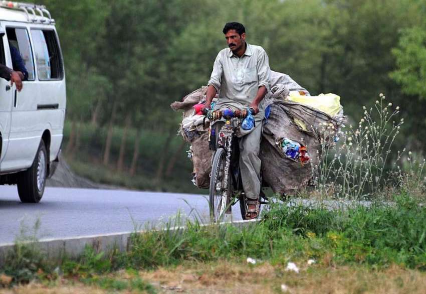 اسلام آباد: خانہ بدوش سائیکل سوار کار آمد اشیاء تلاش کرنے ..