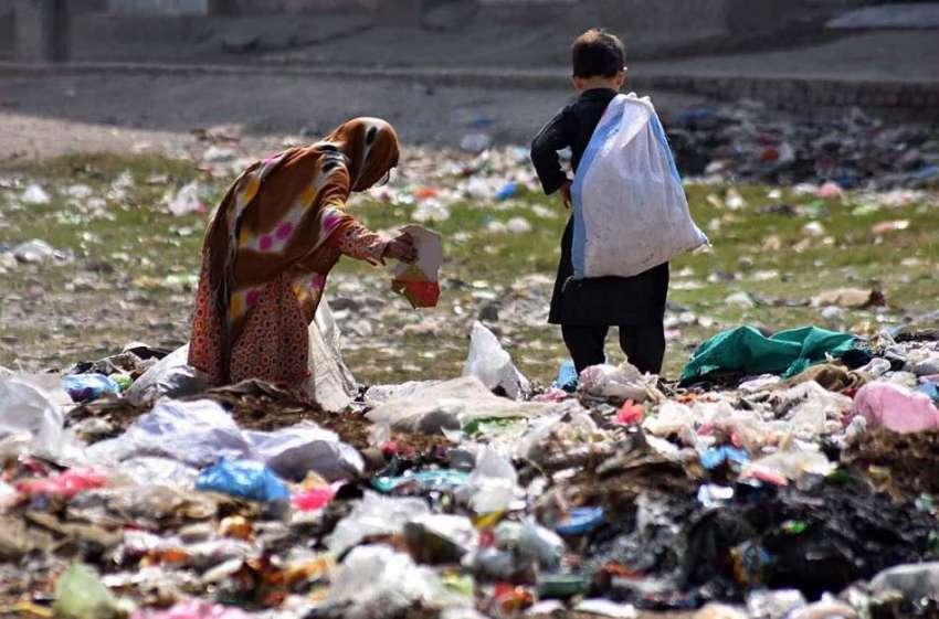 پشاور: خانہ بدوش بچے کچرے کے ڈھیر سے کار آمد اشیاء تلاش کر ..