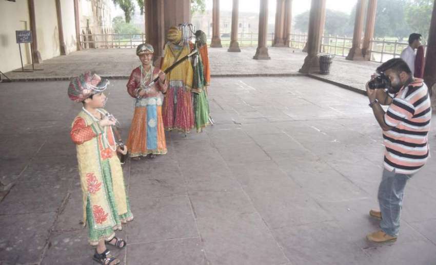 لاہور: شاہی قلعہ میں سیرو تفریح کے لیے آئے بچے شاہی لباس ..