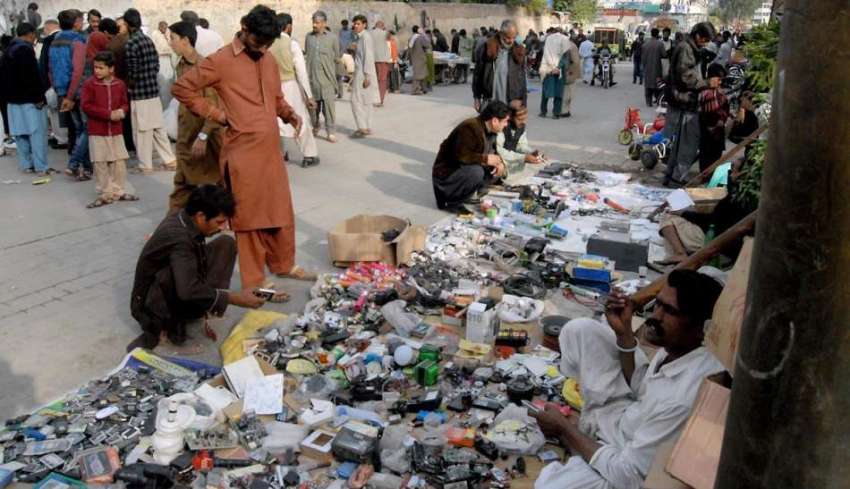 راولپنڈی: ہفتہ وار جمعہ بازار سے شہری کار آمد اشیاء خرید ..