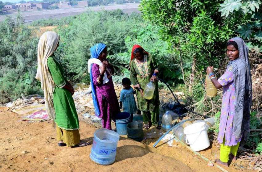 حیدر آباد: خانہ بدوش لڑکیاں پینے کے لیے صاف پانی بوتلوں میں ..