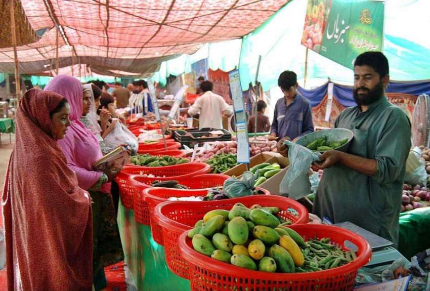 فیصل آباد: خواتین سستا رمضان بازار سے سبزیاں اور فروٹ خریدنے ..