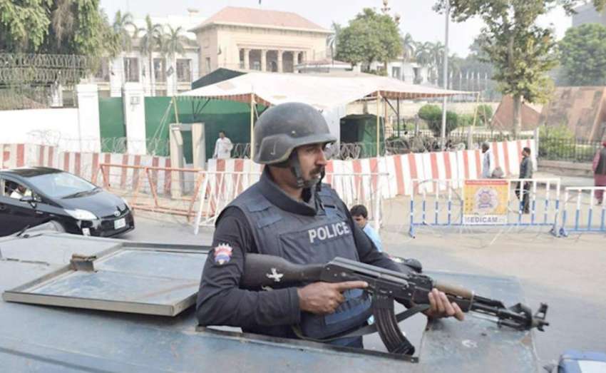 لاہور: پنجاب اسمبلی کے اجلاس کے موقع پر پولیس اہلکار حفاظتی ..