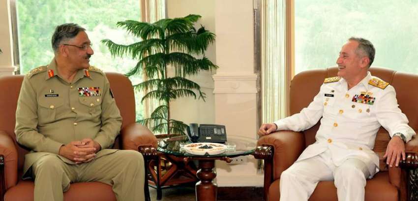 اسلام آباد: چیف آف دی نیول سٹاف ایڈمرل ظفر محمود عباسی اور ..