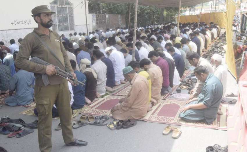 لاہور: شملہ پہاڑی چوک میں نماز جمعہ کی ادائیگی کے موقع پر ..