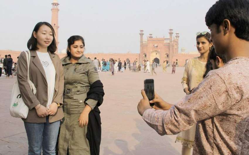 لاہور: بادشاہی مسجد میں سیر و تفریح کے لیے آئی لڑکی چینی ..