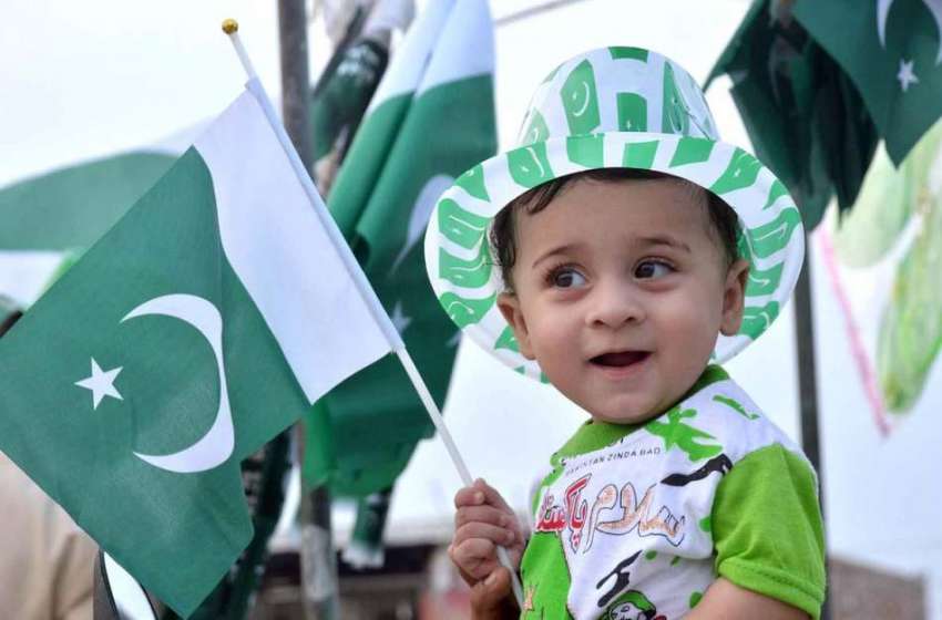 پشاور: جشن یوم آزاد ی کی آمد کے موقع پر کمسن بچے کا ایک انداز۔