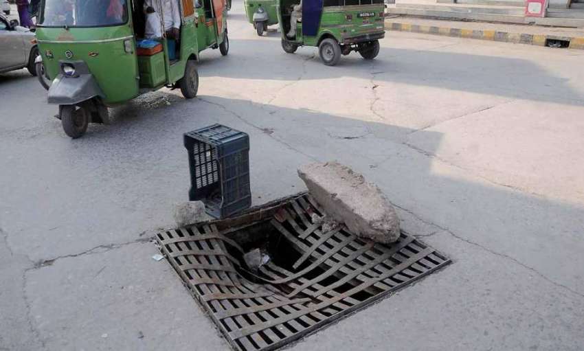 راولپنڈی: صادق آباد چوک میں کھلے مین ہول کے باعث کوئی حادثہ ..