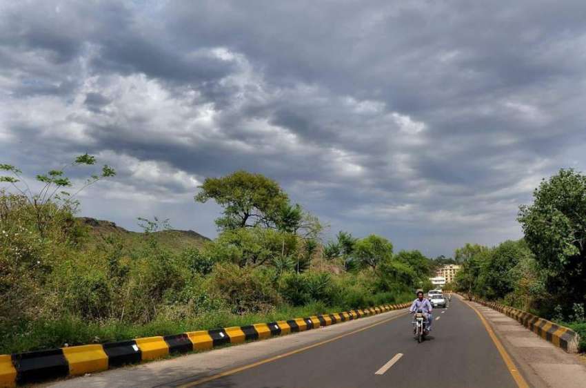 اسلام آباد: دن کے وقت آسمان پر چھائے بادلوں کا خوبصورت منظر۔