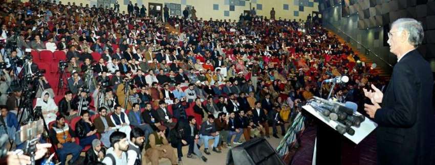 پشاور : وزیر اعلیٰ خیبر پختونخوا پرویز خٹک نشتر ہال میں منعقدہ ..