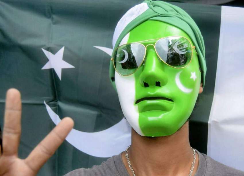 لاہور: اردو بازار میں یوم آزادی کی مناسبت سے چیزیں فروخت ..