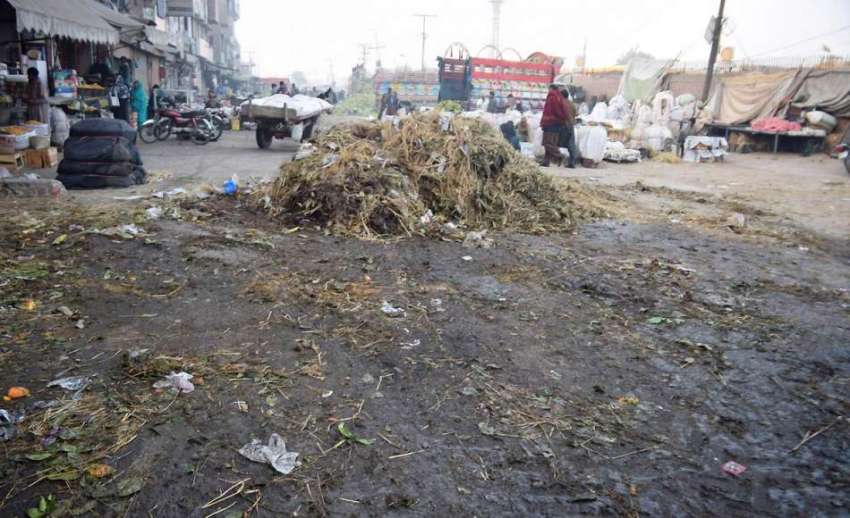 لاہور: سبزی منڈی میں گندگی کا ڈھیر لگا ہے جو کہ انتظامیہ ..