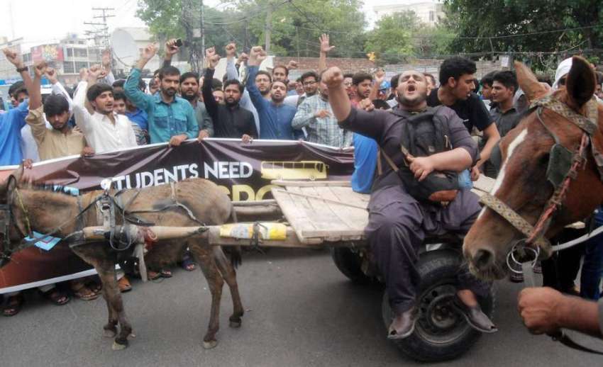 لاہور: اسلامی جمعیت طلبہ کے زیر اہتمام ٹرانسپورٹ کی عدم ..