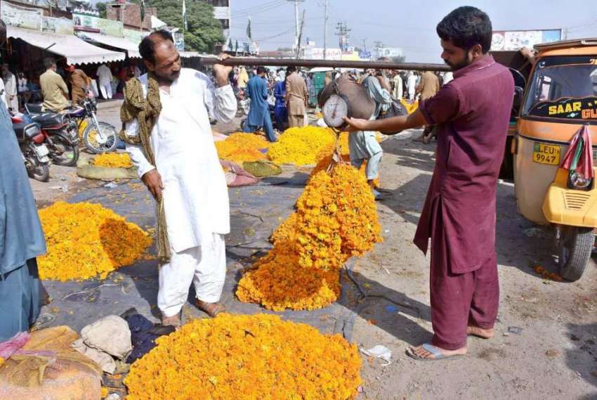 لاہور: سگیاں پل کے قریب واقع پھول منڈی میں فروخت کے لیے رکھے ..