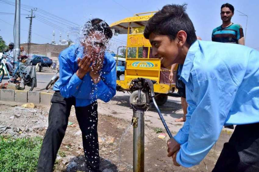 سرگودھا: سکول سے چھٹی کے بعد بچے گرمی کی شدت کم کرنے کے لیے ..